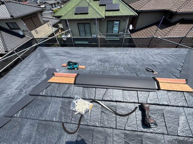 志免町のカバー工事で棟板金を設置
