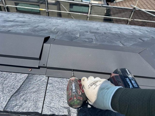 志免町で棟板金を留める様子