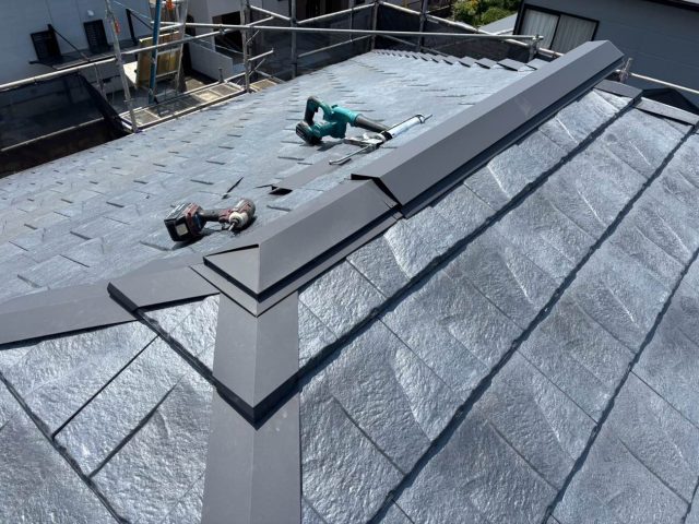 【志免町】塗装では不十分だった屋根をルーガ鉄平でカバー｜棟・壁際板金仕上げ工程