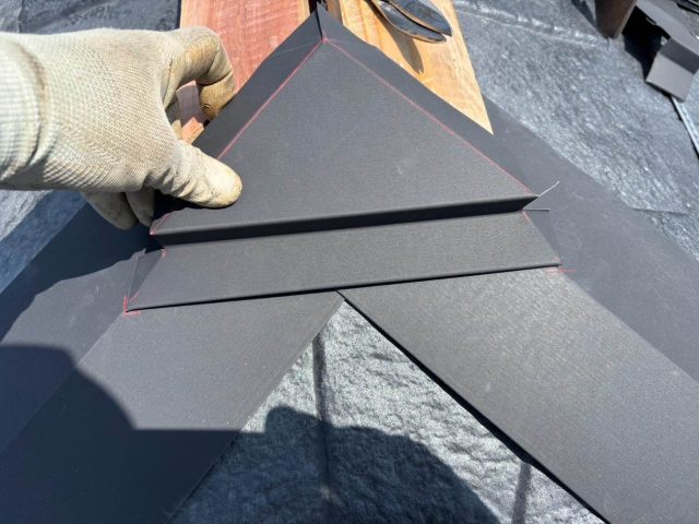 志免町のカバー工事で施工が進む棟板金