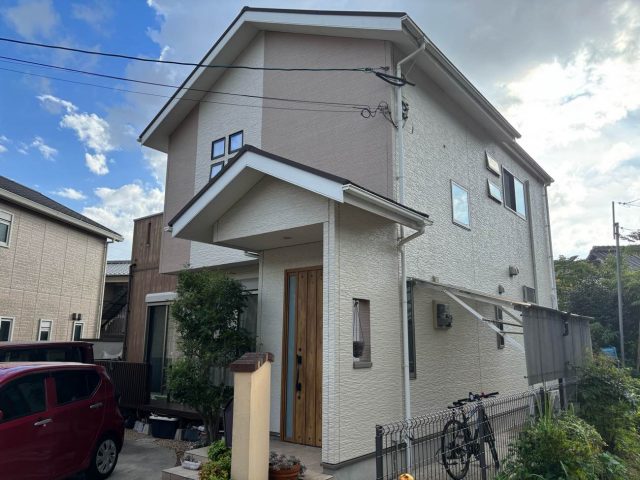 福岡市東区｜コロニアル屋根と外壁に見つかった劣化症状とは？ひび割れ・コケ・色褪せの原因と対策