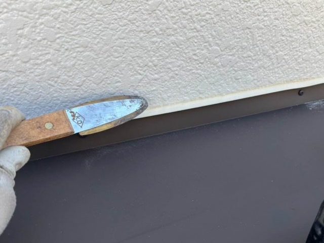 福岡市早良区でコーキング均し中