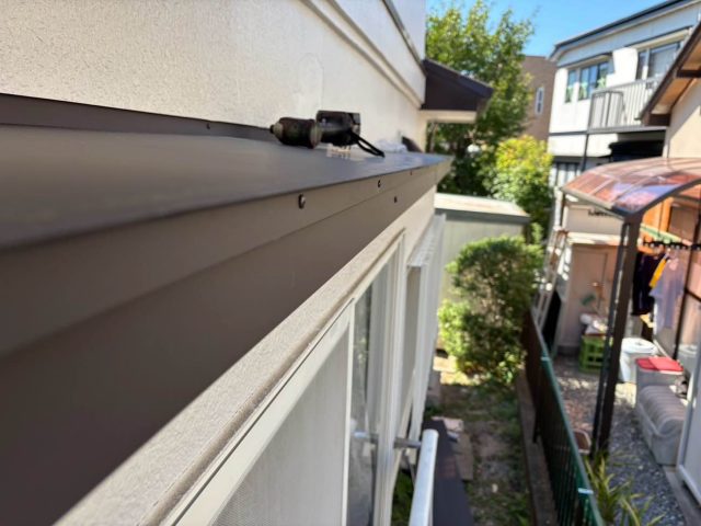 福岡市早良区の防水対策｜強風時のみ発生する雨漏りを庇の板金カバー工事で解決