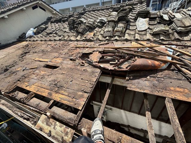 福岡市中央区の葺き替え工事に伴う屋根解体