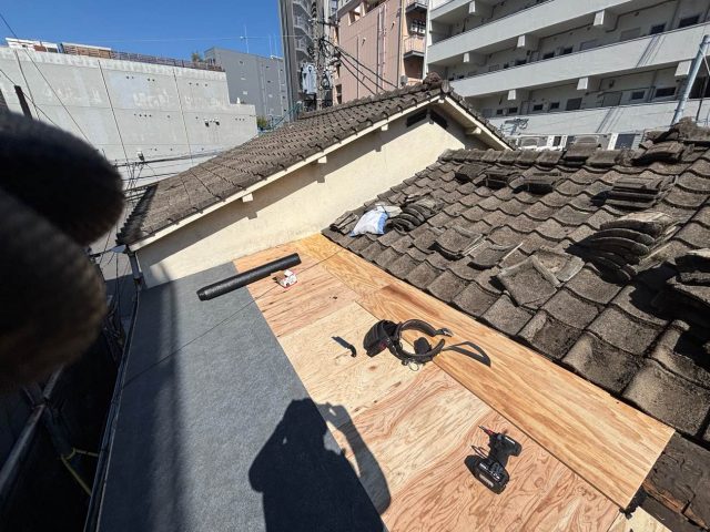 福岡市中央区で野地板の施工中