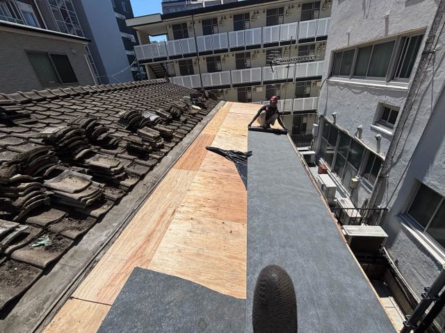 福岡市中央区で葺き替え工事を行う職人