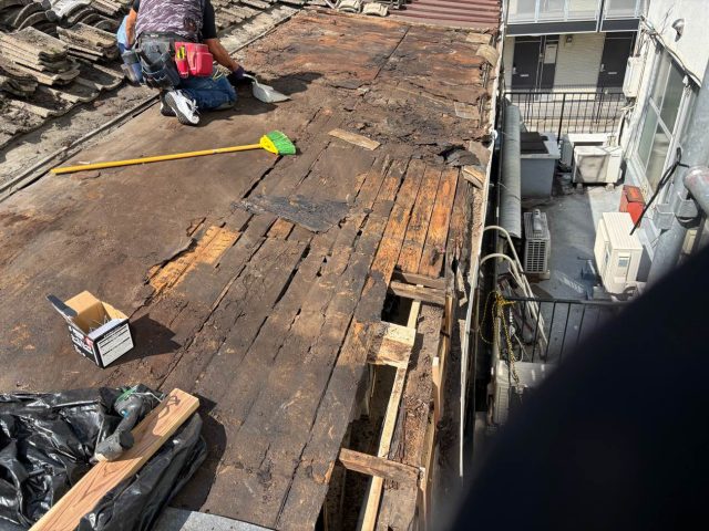 福岡市中央区の葺き替え工事における金属屋根の取り外し