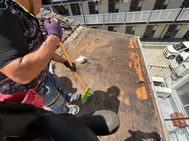 福岡市中央区の葺き替え工事における屋根の解体作業