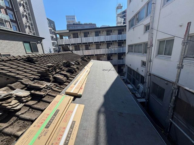 【福岡市中央区】アパートの雨漏り修理｜腐食と穴あきが激しい金属屋根を葺き替え工事で解決