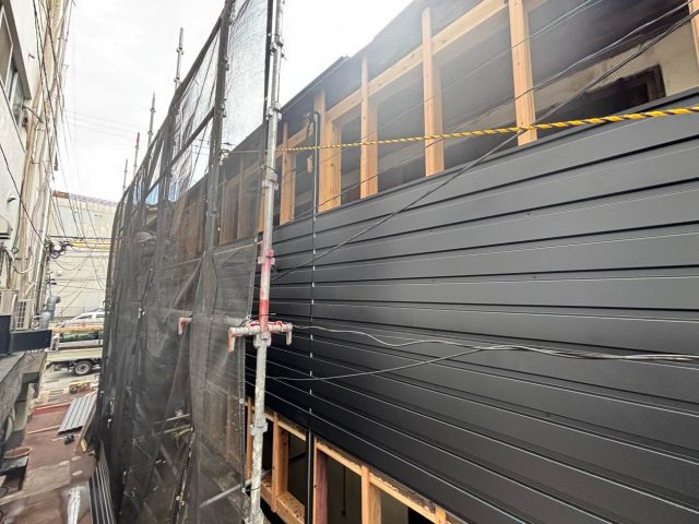 福岡市中央区のガルバリウム鋼板の角波を施工中のアパート外壁