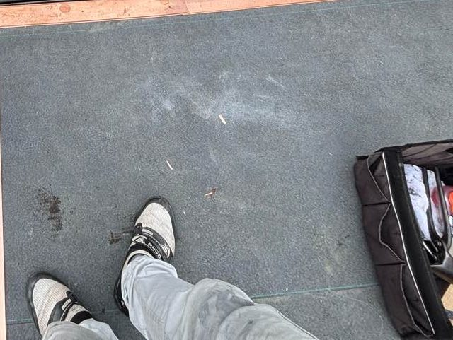 須恵町で屋根に敷かれた防水シート