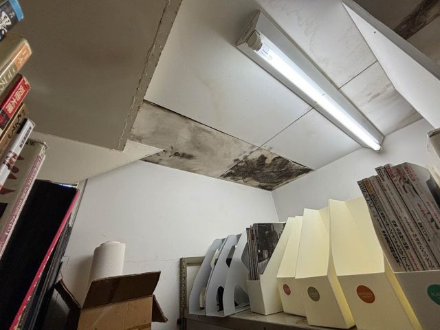 福岡市南区｜事務所で雨漏り発生！強風による金属屋根・外壁の破損と凹みを調査