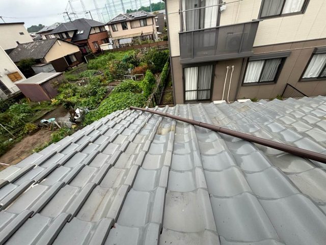 福岡市東区で天井に雨漏り、強風による瓦のずれと防水シートの劣化が原因と判明