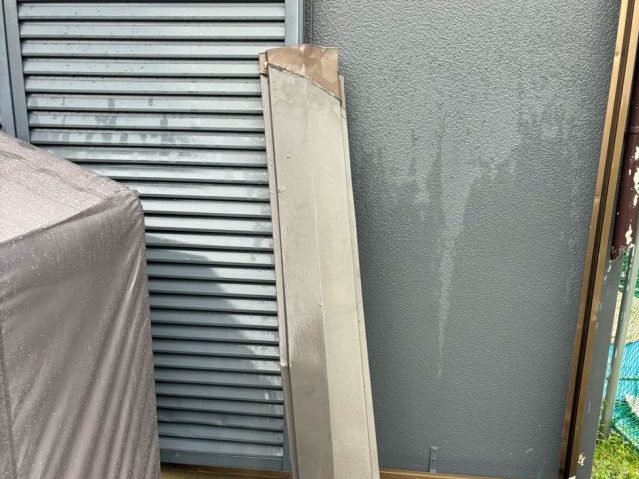 糸島市の外れて落下してきた棟板金