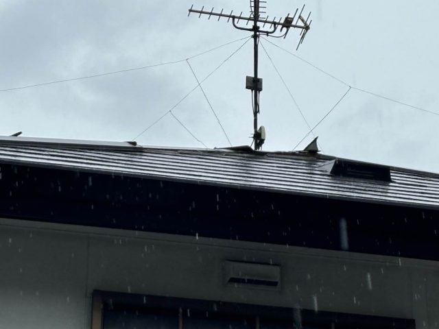 糸島市の棟板金がとれたスレート屋根