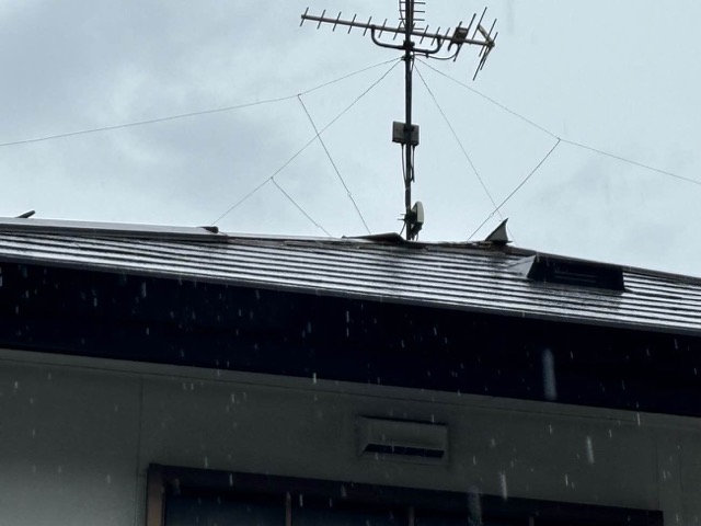 福岡市早良区｜春の強風に注意！風で屋根の一部が飛ばされた住宅の屋根調査「棟板金の飛散」
