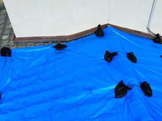 須恵町でブルーシートで覆われた瓦屋根
