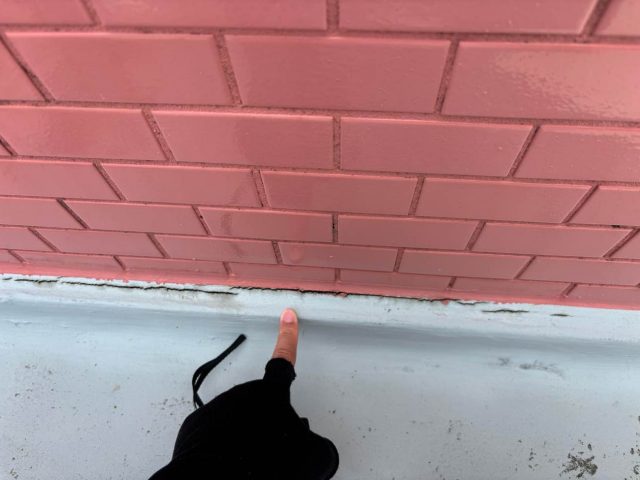 福岡市東区のマンション屋上床と壁の取合いに生じた⻲裂