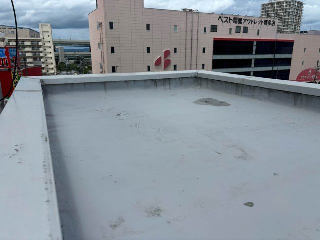 【福岡市東区】マンション屋上の雨漏り調査｜床・壁の亀裂や脱気板からの雨水浸入を確認