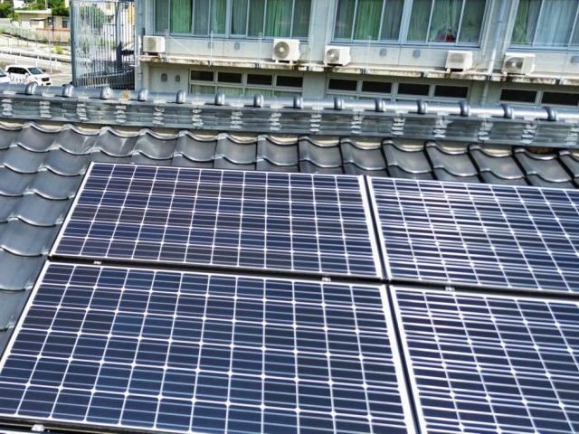 福岡市西区の太陽光パネルからの雨漏りが疑われた屋根