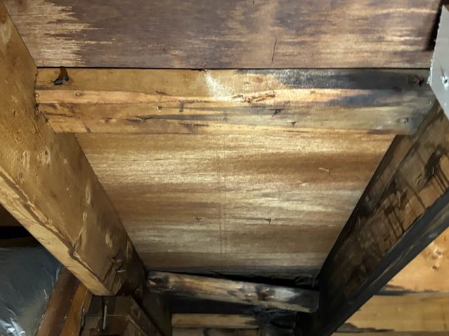 須恵町で雨漏り腐食が進んだ屋根内部