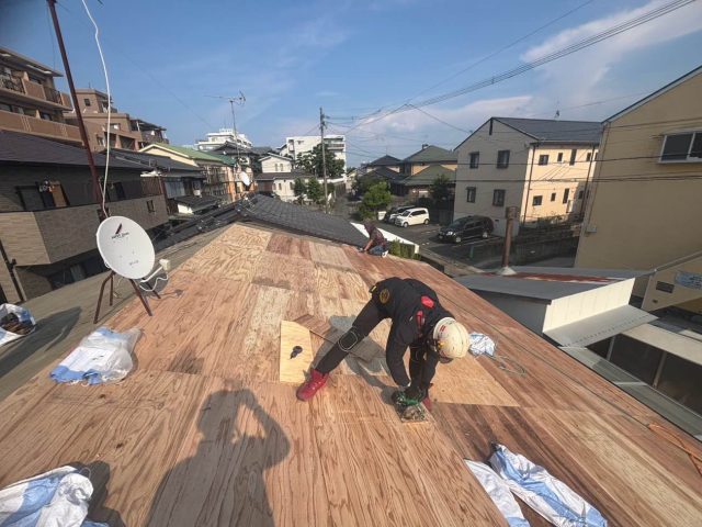 福岡市城南区で野地板を施工中