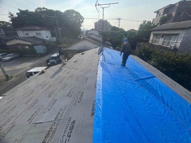 福岡市城南区の葺き替え工事における防水紙敷設