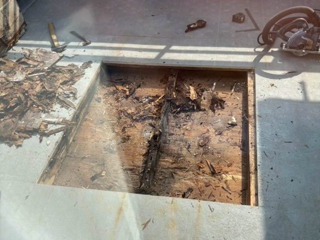 福岡市西区のバルコニー防水層の深刻な劣化