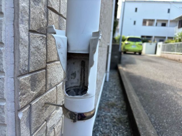 福岡市西区のアパートの雨樋破損箇所