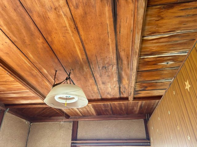 福岡市東区の雨漏りで黒ずんだ天井