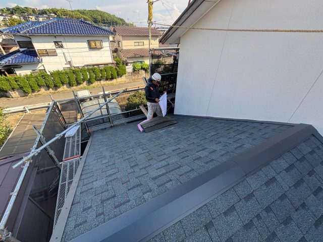 福岡市東区のカバー工法でオークリッジスーパーを施工する様子