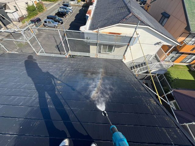 福岡市東区でコロニアルの高圧洗浄中