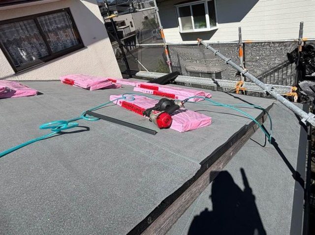 福岡市東区でルーフィングを敷設