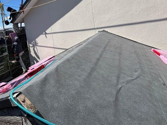 福岡市東区で防水シートを敷設