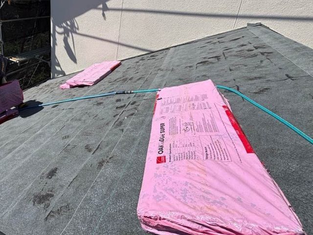 福岡市東区のカバー工事に伴う屋根材の準備