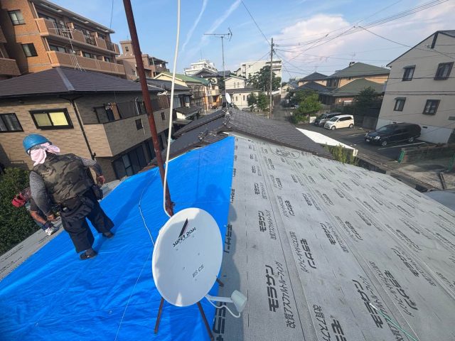 福岡市城南区の葺き替え工事における防水シート施工