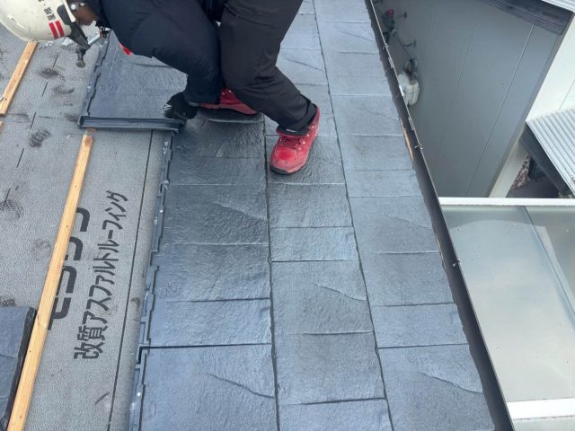 福岡市城南区でルーガ鉄平を桟木に引っ掛けて施工する様子