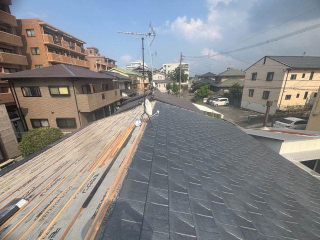 福岡市城南区で設置が進む新規屋根材ルーガ鉄平