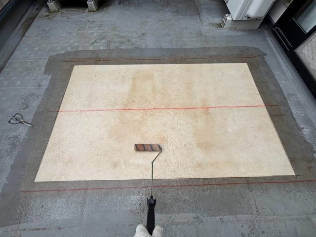 福岡市西区のウレタン防水施工におけるプライマーの塗布
