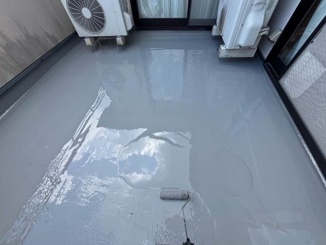 福岡市西区のウレタン塗膜防水施工における防水材塗布