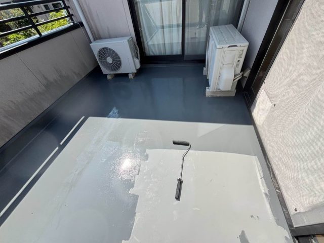 福岡市西区のウレタン塗膜防水施工中