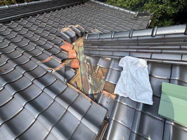 糸島市にて雨漏り原因は谷板金の経年劣化による穴あき！劣化症状と交換工事の必要性