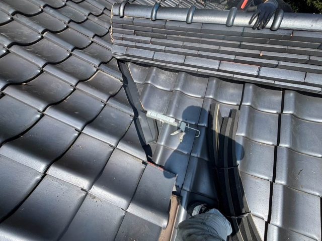 糸島市にて雨漏り修理｜穴があいた谷板金の交換と瓦のひび割れ補修工事