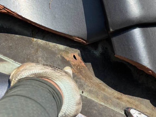 糸島市の穴が空いた谷板金