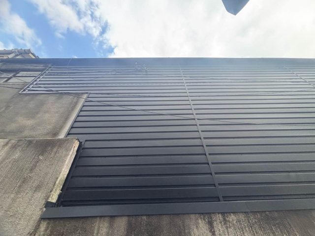 福岡市中央区のガルバリウム鋼板角波で新しくなった外壁
