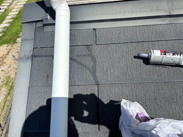 【福岡市西区】強風被害による屋根修理｜雨押え板金下のスレート屋根をコーキング補修