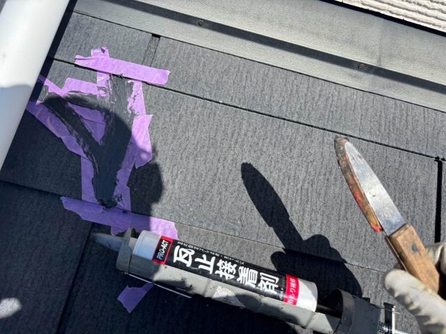 福岡市西区でコーキング補修作業中