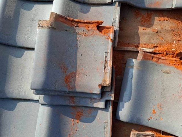 福岡市東区で瓦を取り外し