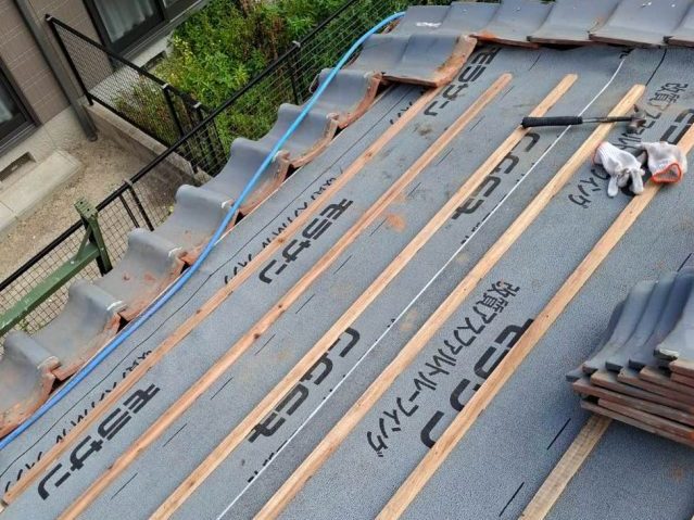 福岡市東区で葺き直しに伴う桟木設置