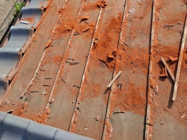 福岡市東区にて瓦修理、強風でズレた瓦が原因の雨漏りを解決！瓦撤去〜防水シート施工まで